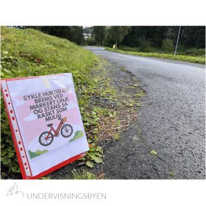 Forklarende poster i sykkelløypa.